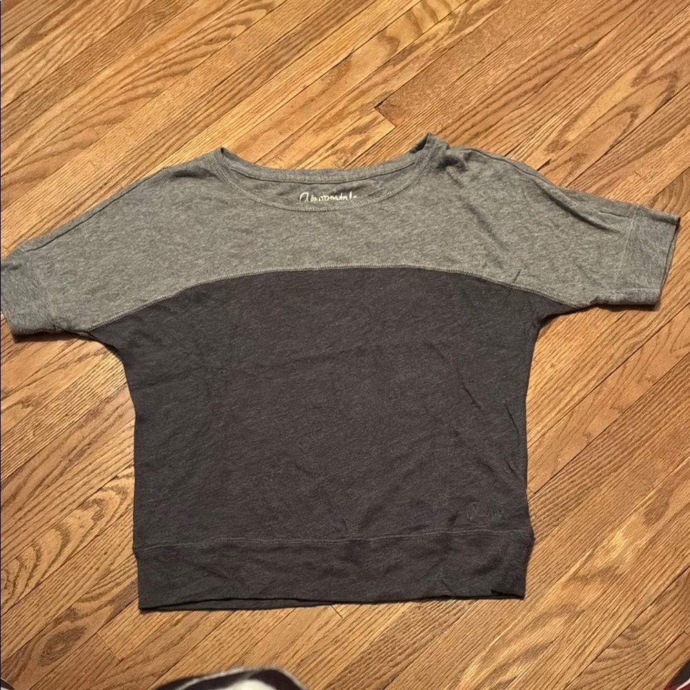 Aeropostale Gray Short Sleeve Tee with Color-Block Design